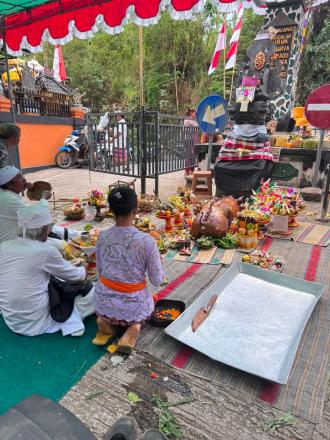 KEGIATAN PERSEMBAHYANGAN BERSAMA DAN MELASPAS PELINGGIH TUGU PAHLAWAN, MEMPERINGATI HUT RI KE-81 